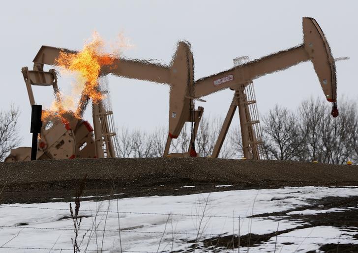Giá dầu tăng, tồn kho dầu thô Mỹ giảm do thắt chặt nguồn cung