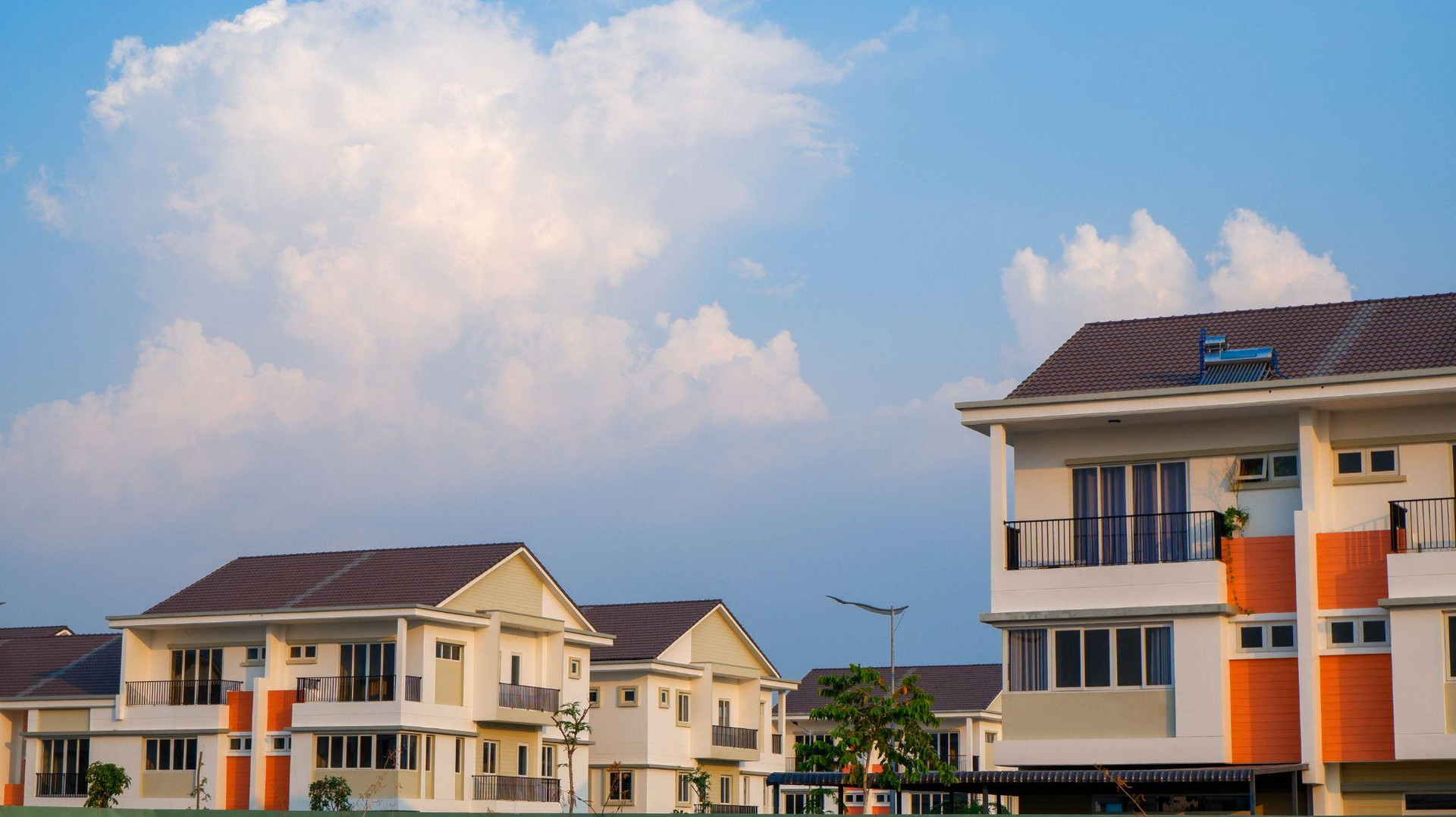 [Photo Essay] Được đề xuất lên thành phố, giá đất tại thị xã đông dân nhất Việt Nam thay đổi ra sao? - Ảnh 3.