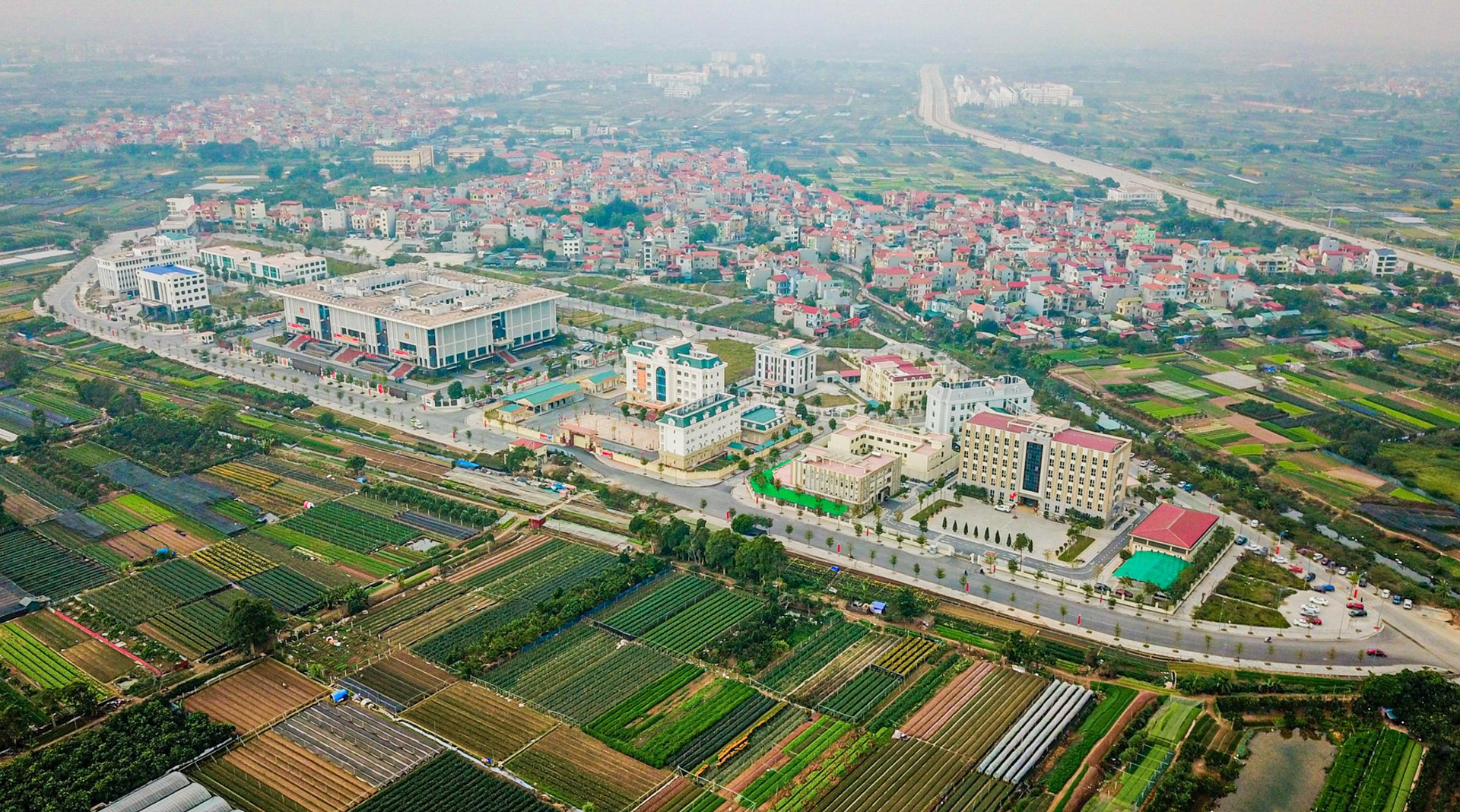 [Photo Essay] Bất động sản dọc trục Tây Thăng Long: Đoạn đầu giá 500 triệu/m2, sau 10km giá giảm 10 lần - Ảnh 3.