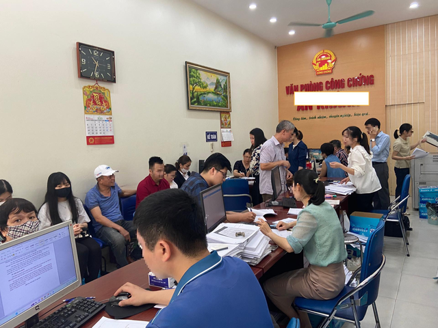 Hà Nội: Thị trường đất nền bỗng sôi động khác thường, phòng công chứng  nhộn nhịp trở lại - Ảnh 1.