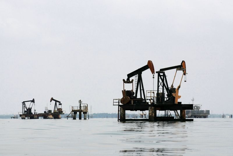 Dầu ít biến động sau khi giảm trong phiên Mỹ; Dự trữ dầu thô của Mỹ giảm