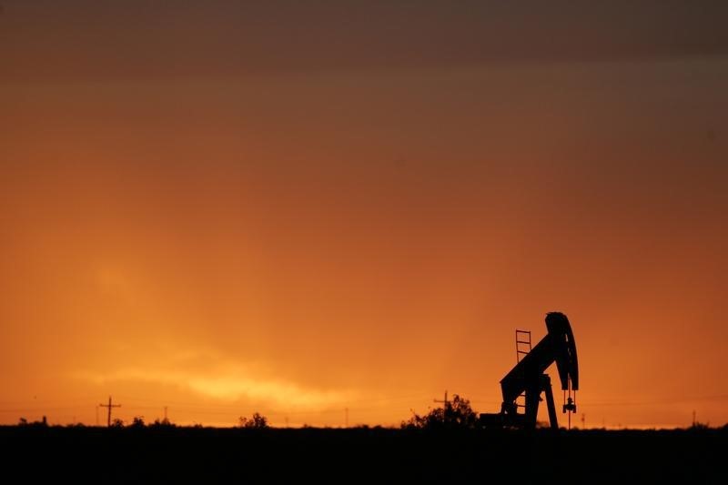Dầu giảm giá với khả năng kho dự trữ dầu thô của Mỹ tăng
