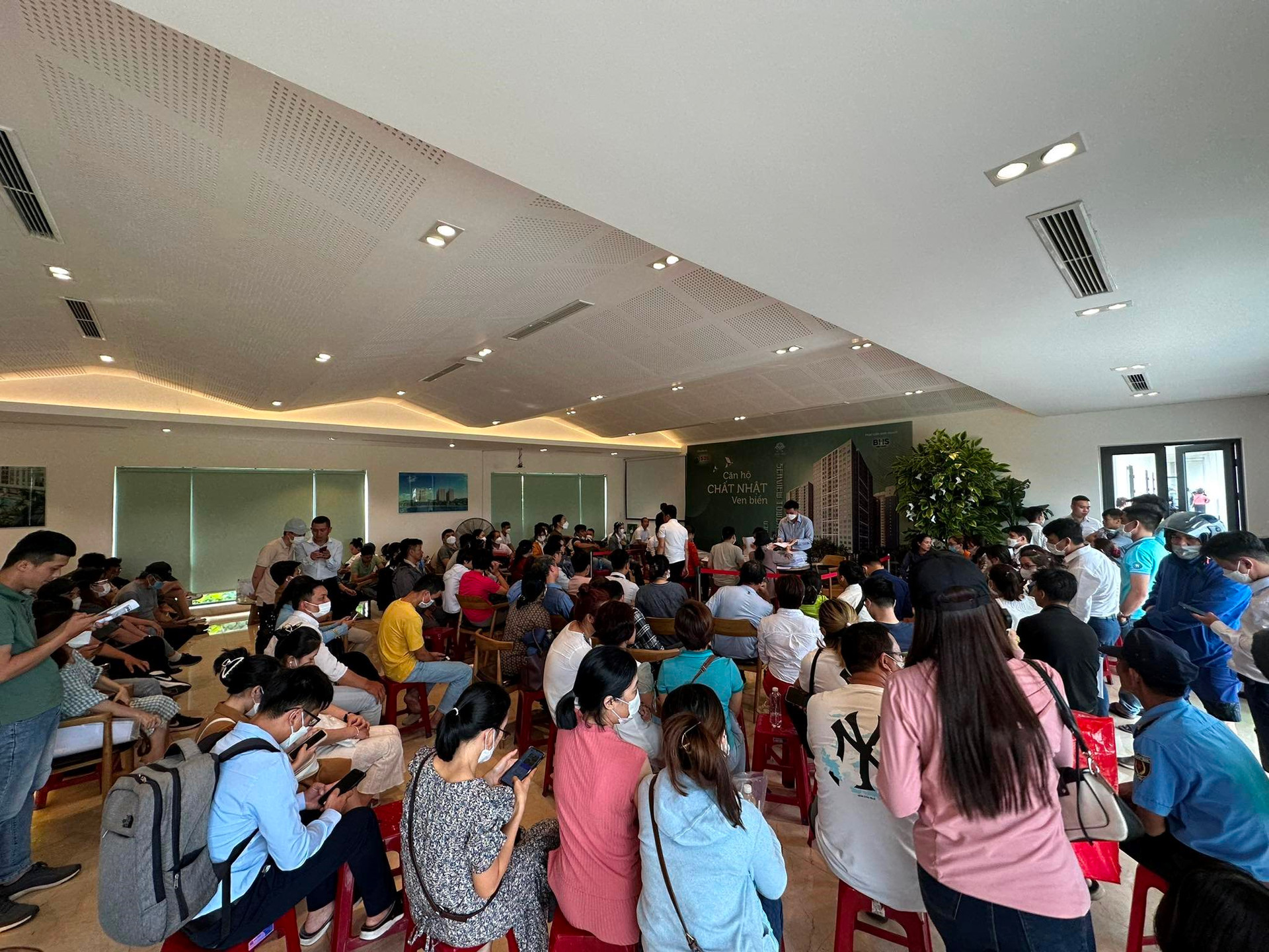 Một dự án chung cư tại Đà Nẵng khiến 200 khách phải xếp hàng từ 5 giờ sáng đăng ký mua, vì sao? - Ảnh 2.