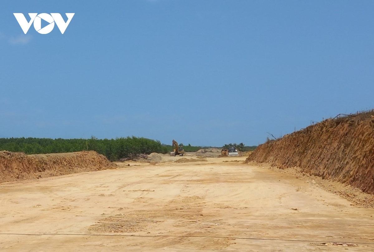 Cao tốc Vân Phong- Nha Trang khó khăn về vật liệu đào đắp - Ảnh 2.