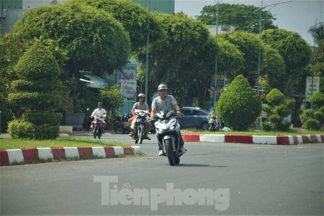 Bạc Liêu: Gần 20 năm không thể thông tuyến vì hai căn nhà ‘nằm chình ình' giữa đường - Ảnh 4.