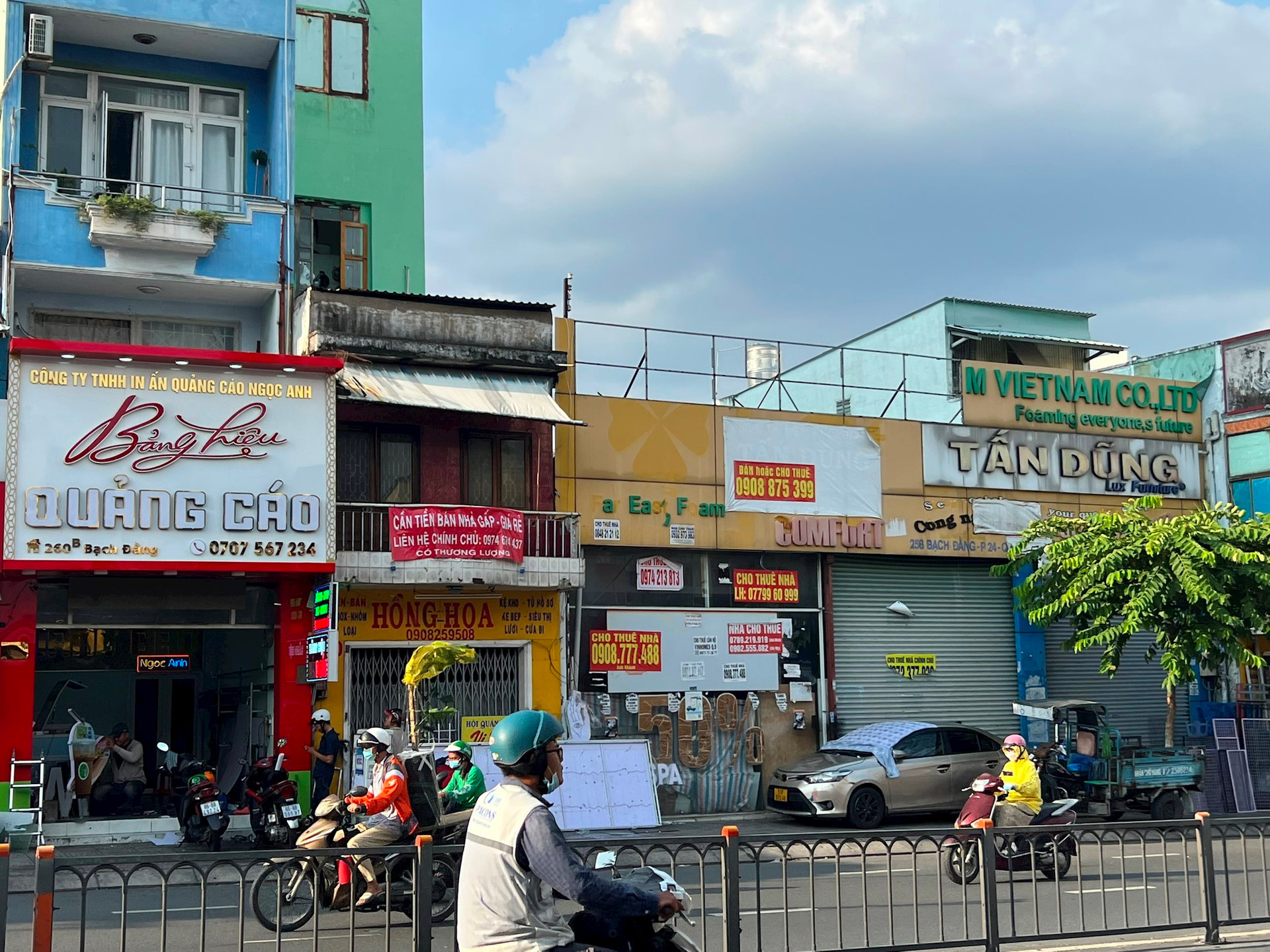 Bác xe ôm Quận 1 (TPHCM): “Dãy nhà mặt phố này từng cho thuê lên đến 1 tỷ/tháng nhưng đóng cửa im lìm suốt từ năm ngoái tới nay, giờ thành chỗ làm ăn cho mấy bà bán rong” - Ảnh 12.