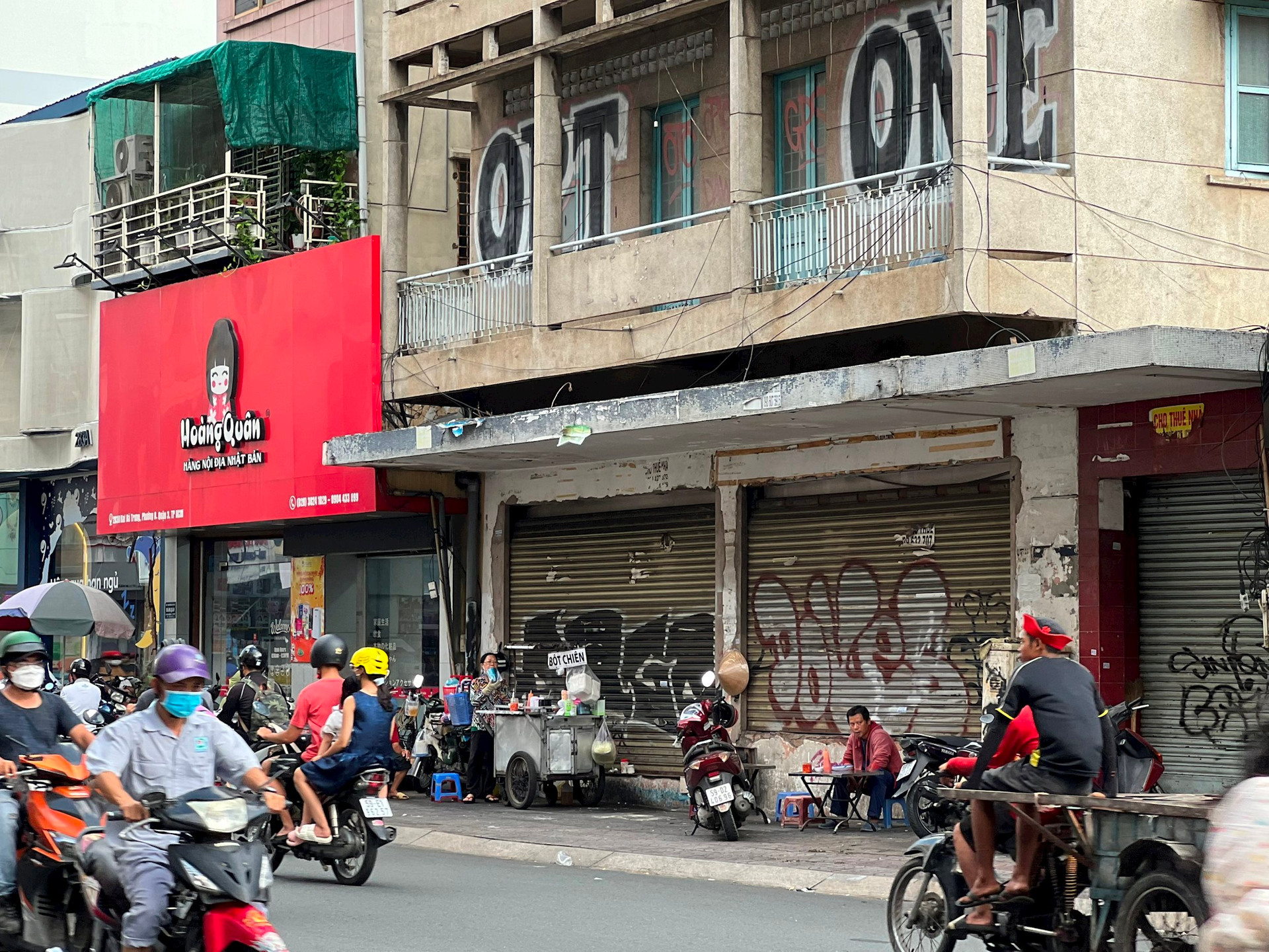 Bác xe ôm Quận 1 (TPHCM): “Dãy nhà mặt phố này từng cho thuê lên đến 1 tỷ/tháng nhưng đóng cửa im lìm suốt từ năm ngoái tới nay, giờ thành chỗ làm ăn cho mấy bà bán rong” - Ảnh 4.