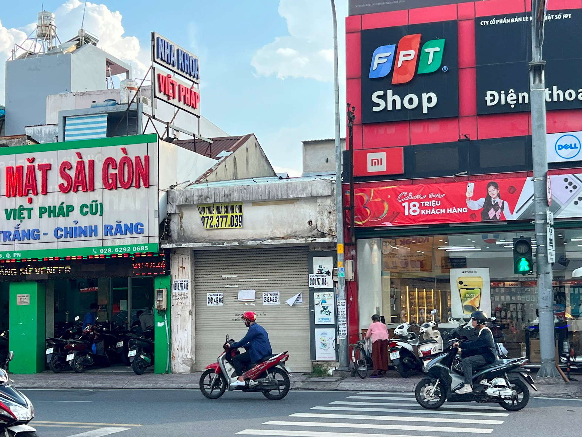 Bác xe ôm Quận 1 (TPHCM): “Dãy nhà mặt phố này từng cho thuê lên đến 1 tỷ/tháng nhưng đóng cửa im lìm suốt từ năm ngoái tới nay, giờ thành chỗ làm ăn cho mấy bà bán rong” - Ảnh 8.