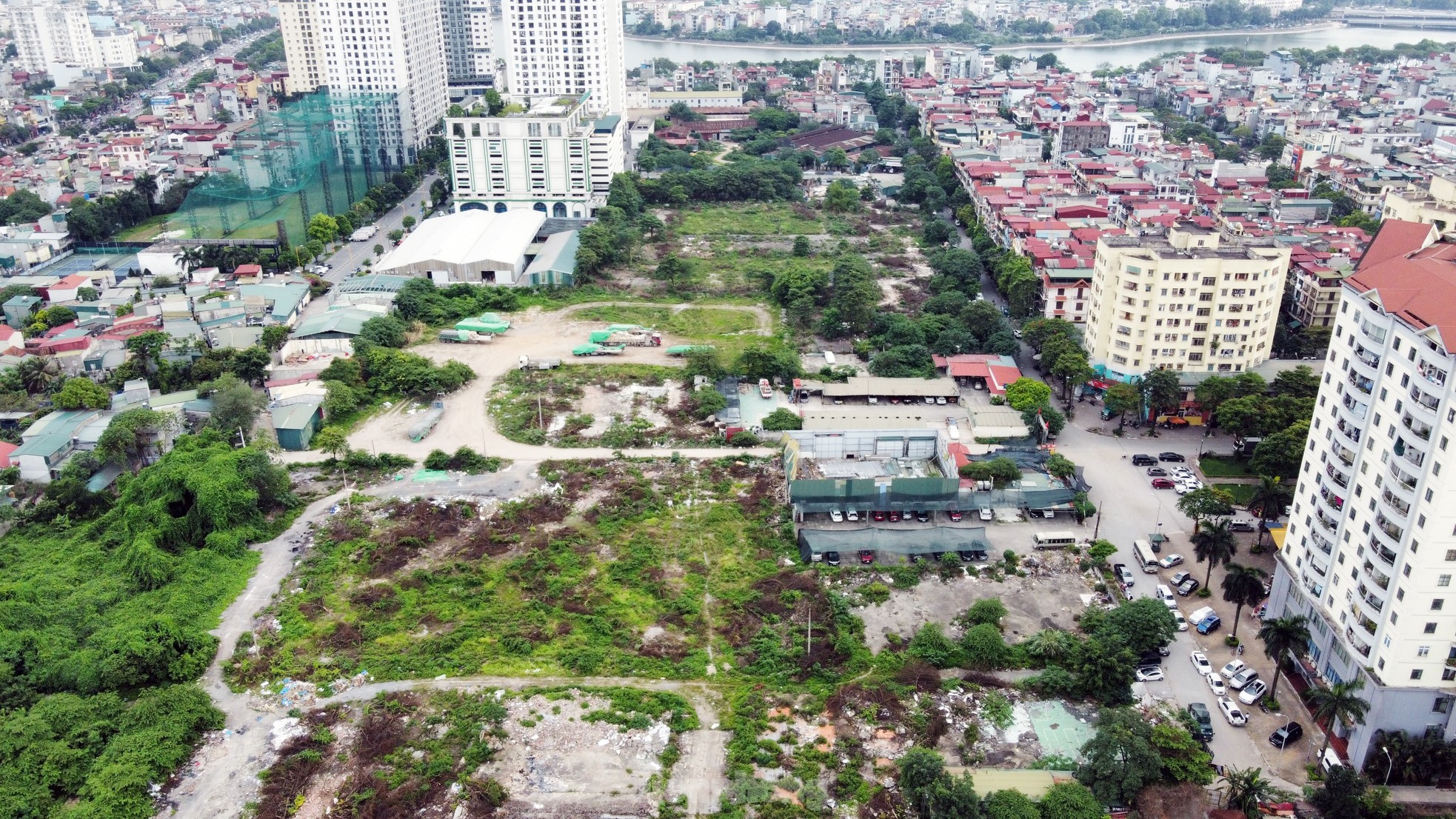 Cận cảnh khu đất dự án TTTM, bãi xe 'khủng' đang thành kho xưởng và nơi trông xe - Ảnh 5.