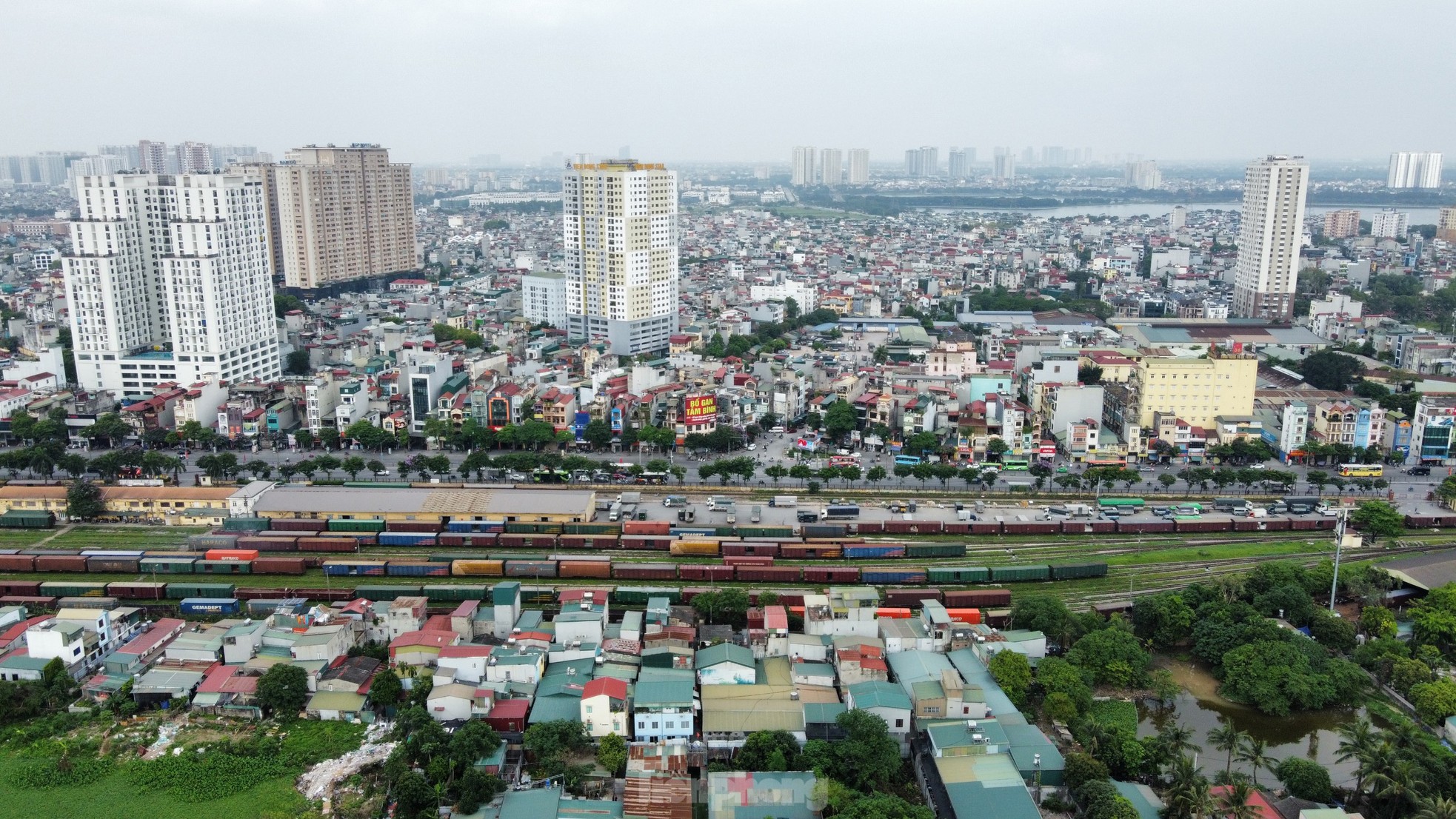 Cận cảnh khu đất dự án TTTM, bãi xe 'khủng' đang thành kho xưởng và nơi trông xe - Ảnh 3.