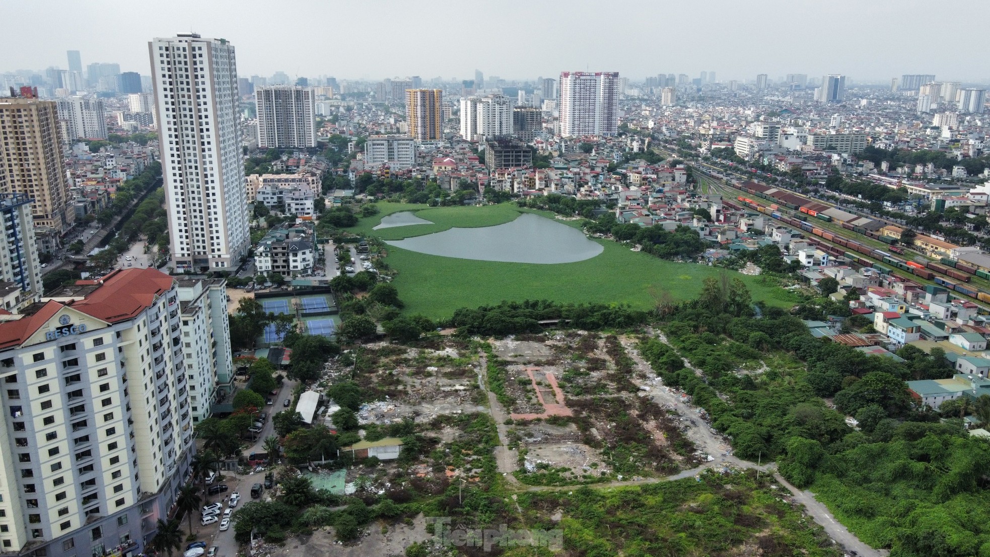 Cận cảnh khu đất dự án TTTM, bãi xe 'khủng' đang thành kho xưởng và nơi trông xe - Ảnh 2.