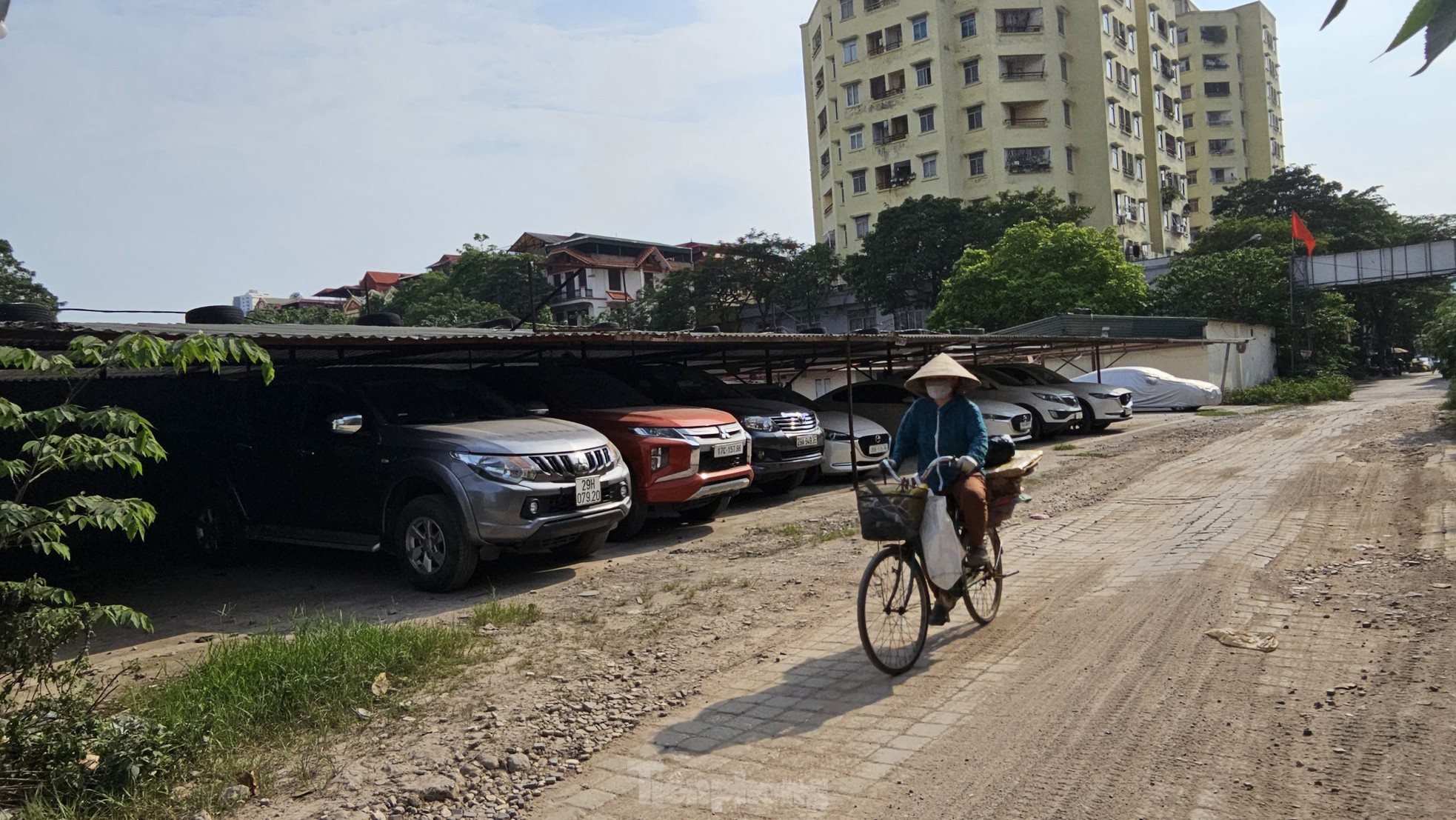 Cận cảnh khu đất dự án TTTM, bãi xe 'khủng' đang thành kho xưởng và nơi trông xe - Ảnh 11.