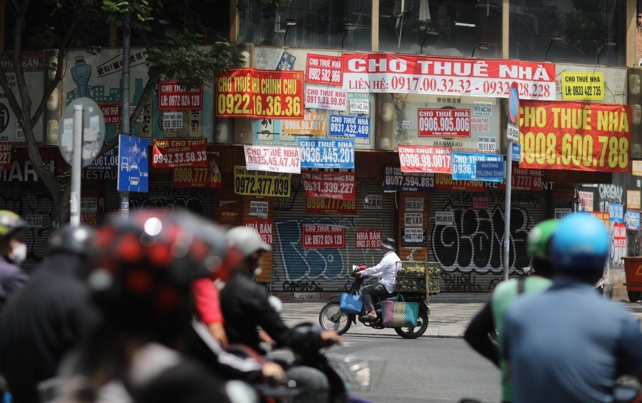 Xót xa những mặt bằng cho thuê liền kề nhau bị bỏ trống liên tiếp, chủ nhà vẫn ở thế “kén chọn khách” - Ảnh 3.