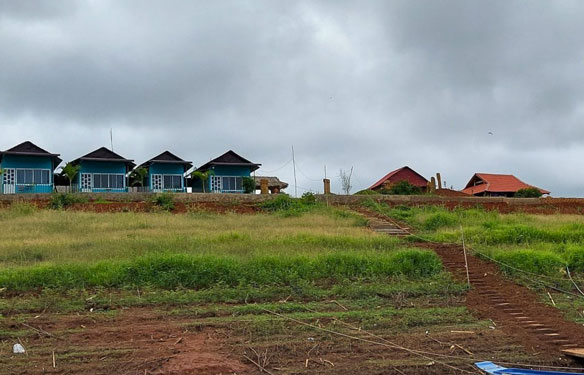 Hoàn Xuyến làm du lịch không phép trong lòng hồ thủy điện: Được đền bù xong rồi quay lại chiếm đất? - Ảnh 1.