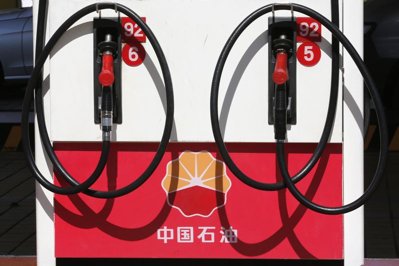 Giá dầu ổn định gần mức cao 10 ngày trước dữ liệu PMI của Trung Quốc
