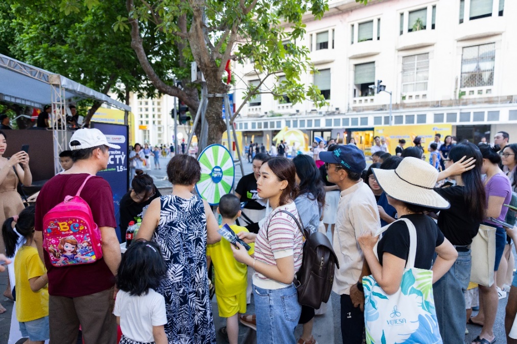 Cuộc thi Đầu tư chứng khoán được NĐT ủng hộ ngay tại phố đi bộ Hoàn Kiếm - Ảnh 1.